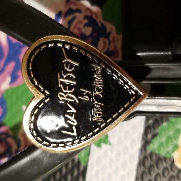 Betsey Johnson Black Floral Design Flip Flops Sandals Slip On - Picture 2 of 7